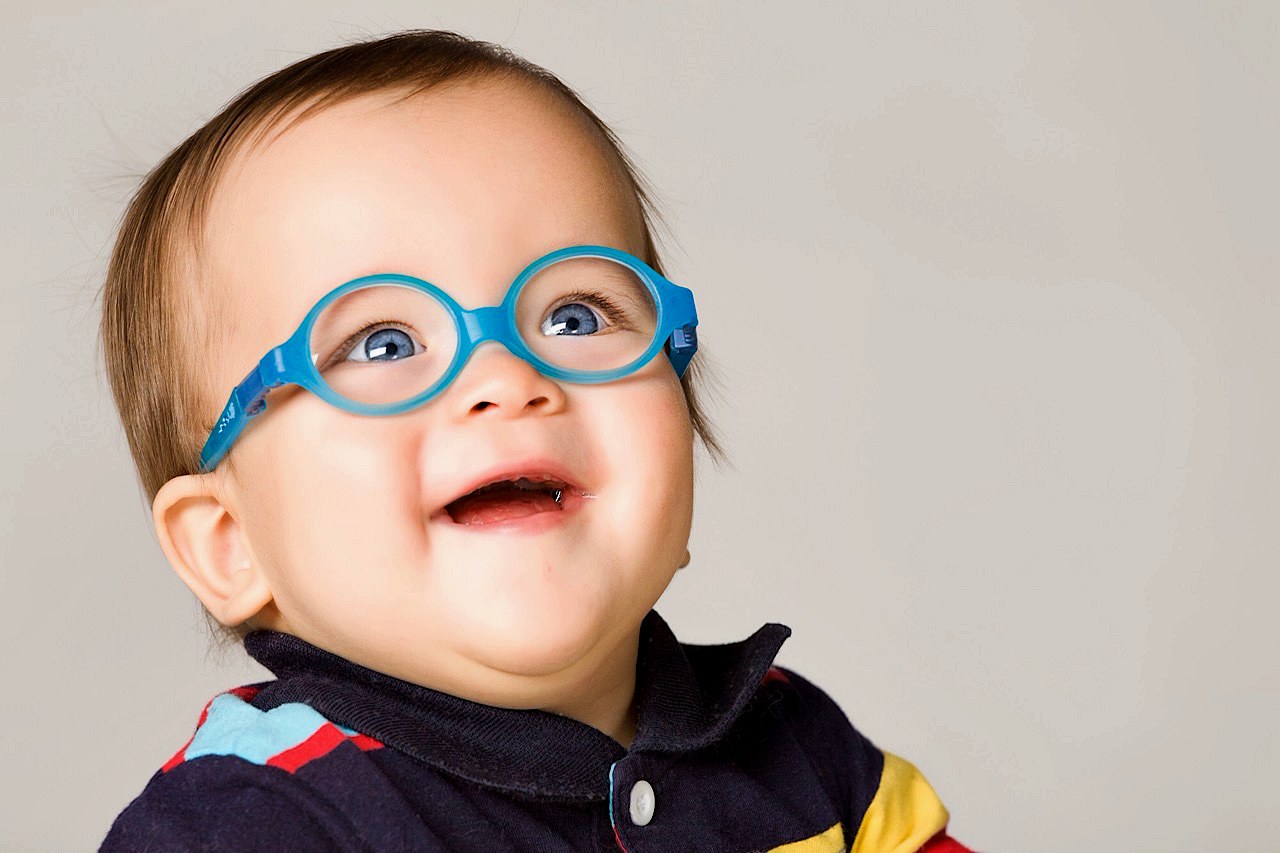 У ребенка зрение 1 5. Дети с нарушением зрения. Очки для детей для зрения. Малыш в очках. Очки для маленьких детей для зрения.
